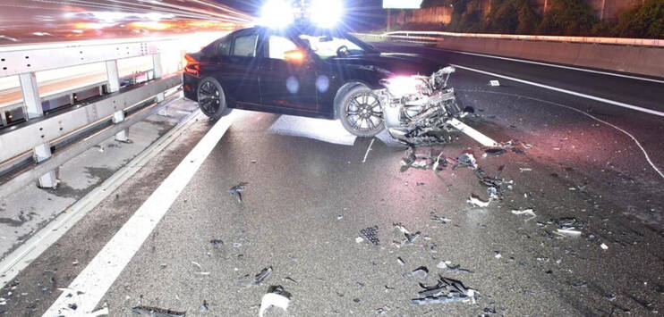 Ein 21-jähriger Autofahrer baute auf der A1 einen Autounfall. (Bild: Kapo ZH)