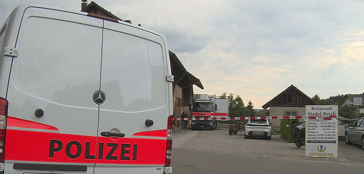 Die Kantonspolizei Zürich durchsuchte ein Haus im Winterthurer Quartier Stadel. (Bild: BRK NEWS)