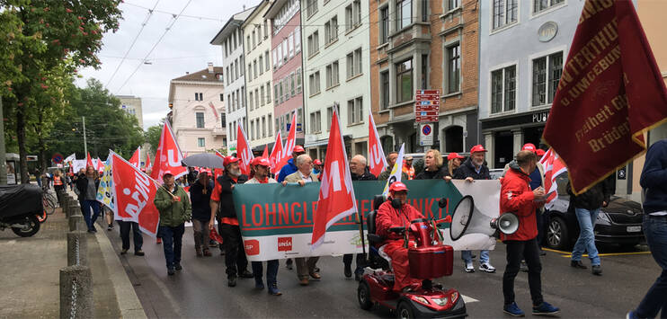 Die Demonstranten ziehen durch die Altstadt in Winterthur (Bild: RADIO TOP/Raphael Wallimann)