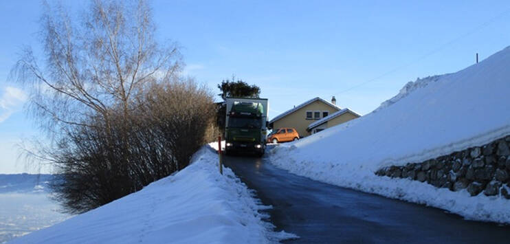 Ein Lastwagen auf der, laut Anwohnerkomitee, zu schmalen Strasse zum «Sonneblick» (Bild: «Anwohner Sonneblick»)