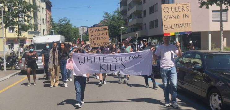 Die Demonstration richtet sich gegen den tödlichen Angriff eines US-Polizisten gegenüber des afroamerikanischen George Floyd. (Bild: brknews.ch)