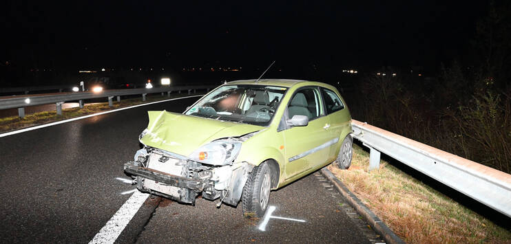 Der 18-Jährige verunfallte auf der Autobahn A15 und verletzte sich leicht. (Bild: Kantonspolizei St.Gallen)