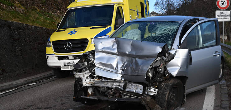 Die Autofahrerin wurde durch den Aufprall unbestimmt verletzt. (Bild: Kantonspolizei St.Gallen)