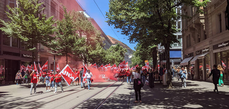 Mehrere tausend Bauarbeiter sind in Zürich am Samstagmittag laut Angaben der Gewerkschaft Unia für eine Demonstration auf die Strasse gegangen. (Bild: TOP-Medien/Emanuella Kälin)