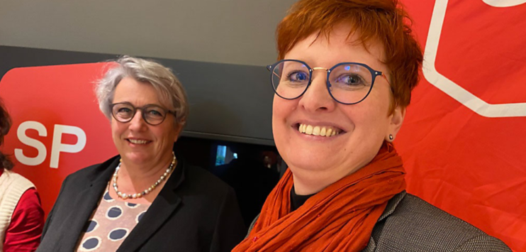 Gehen als Vorbilder voran: Regierungspräsidentin Cornelia Komposch (links) und Grossratspräsidentin Barbara Dätwyler am Freitag bei der Medienkonferenz der SP Thurgau. (Bild: Keystone-SDA/Nathalie Grand)