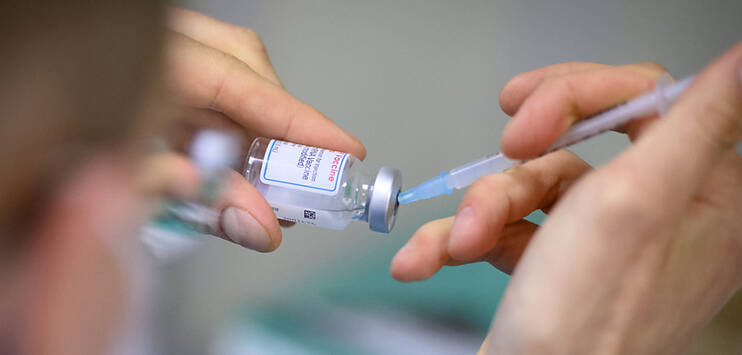 Zubereitung von Impfstoff (Bild: KEYSTONE/LAURENT GILLIERON)