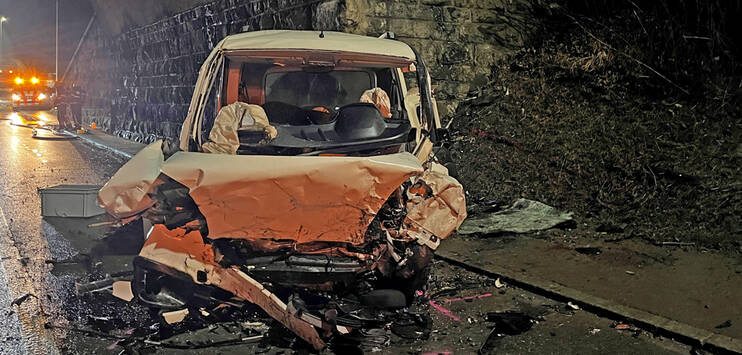Der Autofahrer konnte nur noch tot aus dem Fahrzeug geborgen werden. (Bild: Kantonspolizei Thurgau) 