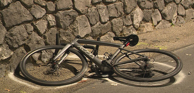 Der Rennradfahrer wurde mit dem Rettungsdienst ins Spital überführt. (Bild: BRK News)