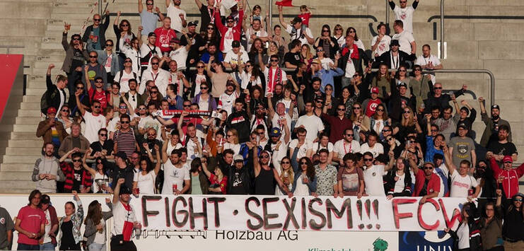 Die Fans des FC Winterthur reagierten während dem Spiel mit einem Transparent auf das Skandal-Plakat der Schaffhausen-Fans. (Bild: facebook.com/FC Winterthur)