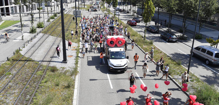 Rund 350 Personen sind am Samstag anlässlich einer «FreeParade» in Zürich für «Liebe, Frieden und Freiheit» auf die Strasse gegangen. Mobilisiert hatte die Veranstaltung vor allem Gegner der Corona-Massnahmen. (Bild: KEYSTONE/WALTER BIERI)