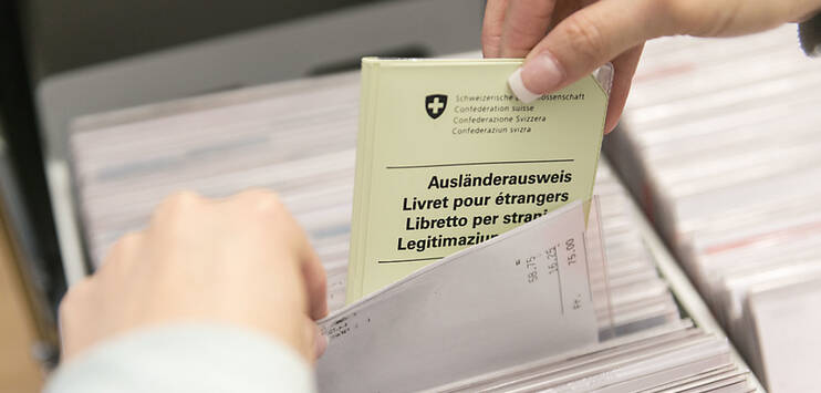 Die Stadt Zürich will einen Stadtausweis einführen. (Symbolbild: KEYSTONE/CHRISTIAN BEUTLER)