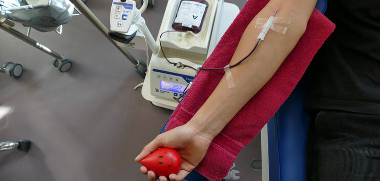 Beim Blutspenden werden jeweils 450 ml Blut entnommen. (Bild: TOP-Medien/Stephanie Brändle)
