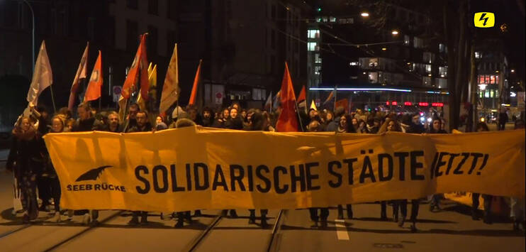 Demonstranten fordern, dass die Schweiz mehr gegen die Flüchtlingskrise unternimmt. (Bild: Screenshot TELE TOP)