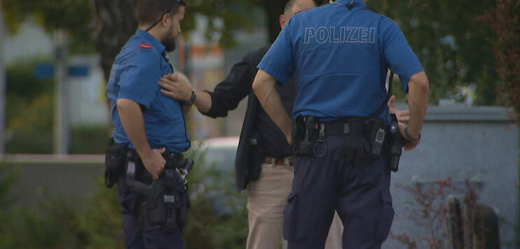 Die Kantonspolizei untersucht den genauen Tathergang. (Bild: Beat Kälin/brknews.ch)