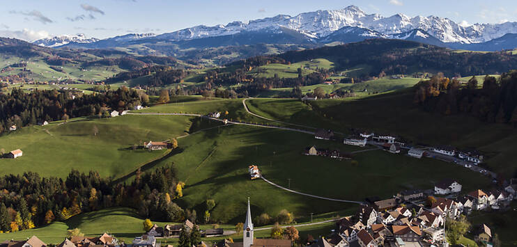 Blick von Schwellbrunn AR auf die Alpen. Die Regierung des Halbkantons will die bestehenden zwanzig Gemeinden durch Fusionen auf noch drei bis fünf reduzieren. (Archivbild: KEYSTONE/GIAN EHRENZELLER)