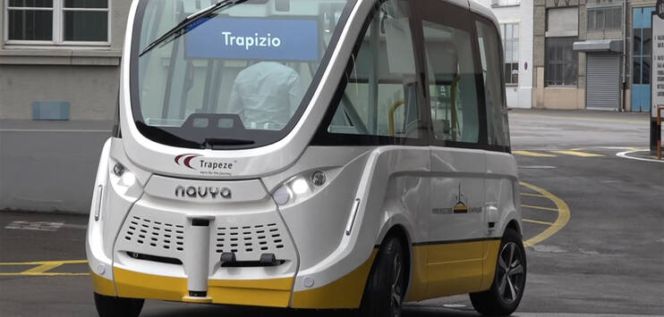 Der selbstfahrende Bus «Trapizio» kommt in Neuhausen am Rheinfall gut an. (Screenshot: TELE TOP)
