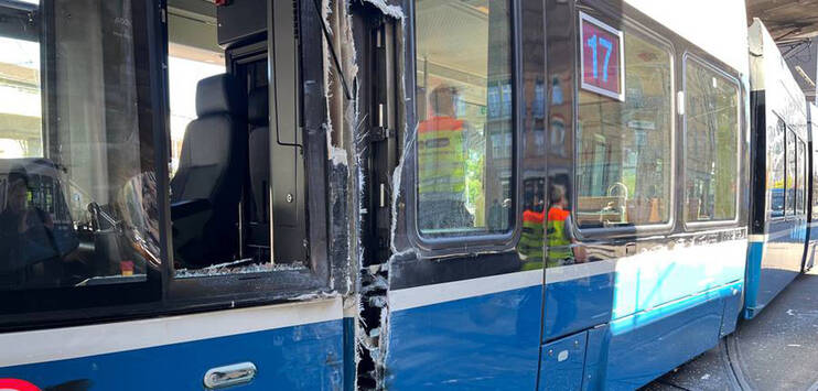 Ein Tram wurde am Mittwochnachmittag am Escher-Wyss-Platz stark beschädigt.(Bild: ZüriToday)