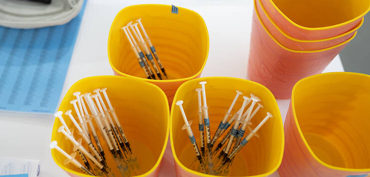 Die gelagerten Impfdosen in der Schweiz rücken näher zum Verfallsdatum (Symbolbild: KEYSTONE/PETER KLAUNZER)