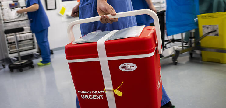 570 Personen haben in der Schweiz im vergangenen Jahr ein gespendetes Organ erhalten. (Bild: KEYSTONE/MARTIAL TREZZINI)