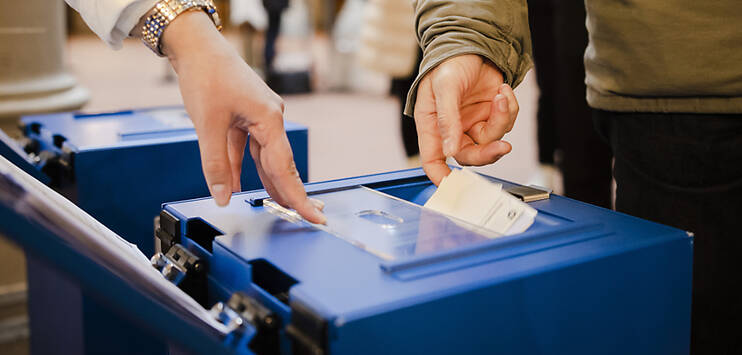 Ob in der Stadt Zürich eine City-Card für Sans-Papiers eingeführt wird, entscheidet sich an der Urne: Das Referendum ist zustande gekommen. (Symbolbild: KEYSTONE/MICHAEL BUHOLZER)