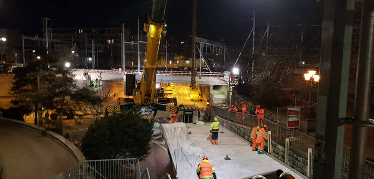 Bei der Wülflinger-Unterführung wurden in der Nacht auf Mittwoch bei frostigen Temperaturen Brückenelemente platziert (Bild: RADIO TOP/Andrea Blatter)