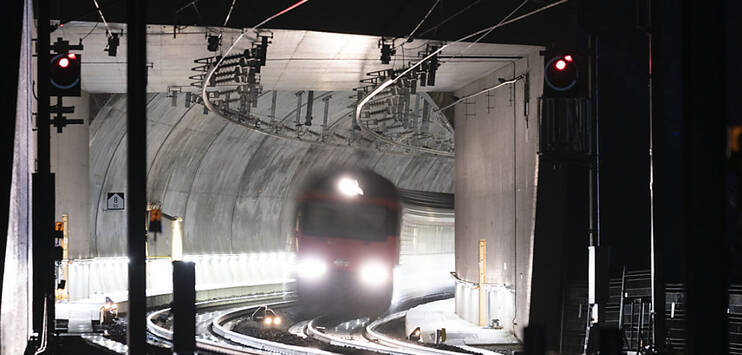 Wenn Züge in langen Tunneln das Tempo verlangsamen würden, könnten sie gemäss Lokführer-Verband 30 Prozent Strom einsparen. (Symbolbild: KEYSTONE/GAETAN BALLY)