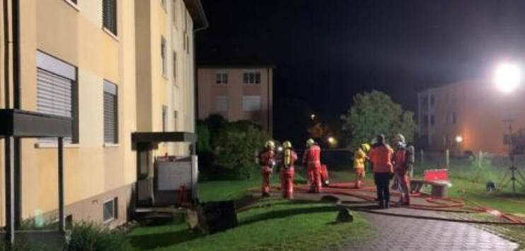 Wegen eines Kellerbrands mussten rund zwei Dutzend Bewohnerinnen und Bewohner aus Sicherheitsgründen evakuiert werden. (Bild: Kantonspolizei Zürich)