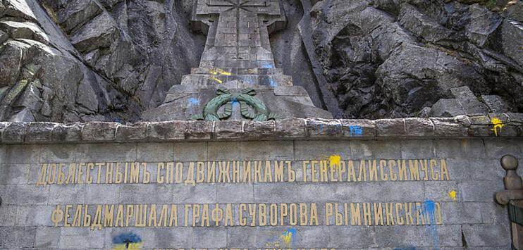 Wer das Suworow-Denkmal in der Schöllenenschlucht mit Farbe verschmiert hat, weiss die Urner Polizei noch nicht. (Archivbild: KEYSTONE/URS FLUEELER)