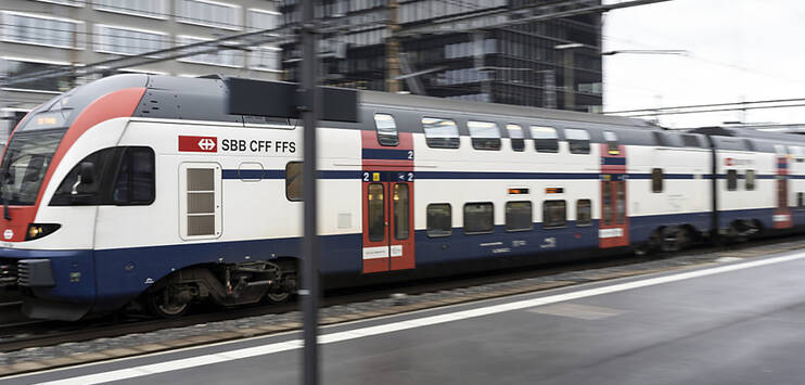Fehlende Pendler tragen zum Defizit der SBB bei: S-Bahn-Zug im Bahnhof Zürich-Altstetten. (Archivbild: KEYSTONE/GAETAN BALLY)