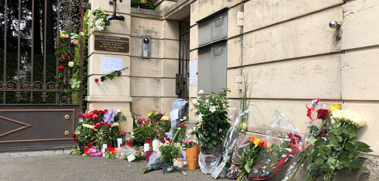 Die Menschen verleihen ihrer Trauer vor dem Haus der Sängerin ausdruck. (Bild: Top Medien)