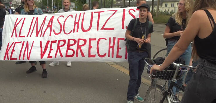 Vor dem Areal der Kantonspolizei protestierten Klimaaktivisten für die Freilassung ihrer Kollegen, die immer noch in Gewahrsam sind. (Screenshot: TELE TOP)