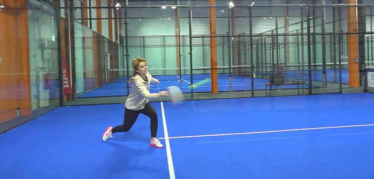 Beim Padel Tennis trainiert man mit Leichtigkeit. (Bild: TOP Medien)