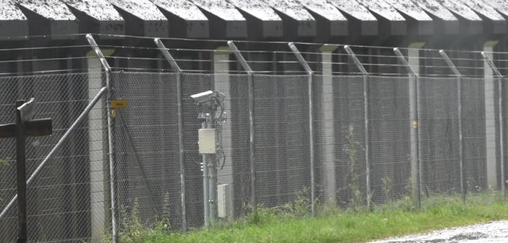 Das Gefängnis wollte seinen Sicherheitsperimeter um mehrere Meter erweitern. Dies unter anderem um zu verhindern, dass Schmuggelware über die Mauer geworfen wird. (Screenshot: TELE TOP)