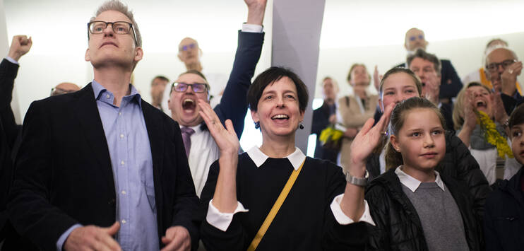 Kandidatin Susanne Hartmann (CVP), Mitte, freut sich mit Mann Joerg Gillessen, links, über ihre Wahl in die Regierung, bei den Wahlen im Kanton St. Gallen. (KEYSTONE/Gian Ehrenzeller)
