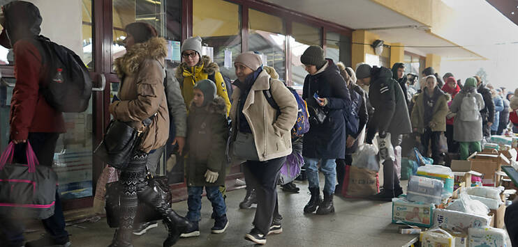 Ukrainische Flüchtlinge auf einem Bahnhof in Polen. Auch Zürich bereitet sich auf die Aufnahme von Schutzsuchenden vor. (Bild: KEYSTONE/AP/Markus Schreiber)