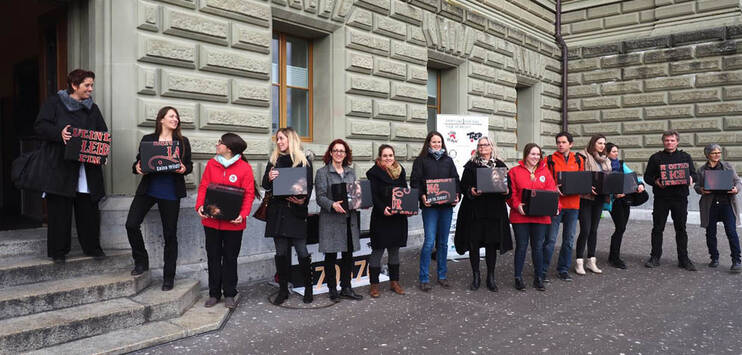 Tierschutzorganisationen haben am Donnerstag in Bern eine Petition mit über 70'000 Unterschriften eingereicht. (Bild: zVg / Stiftung für das Tier im Recht)
