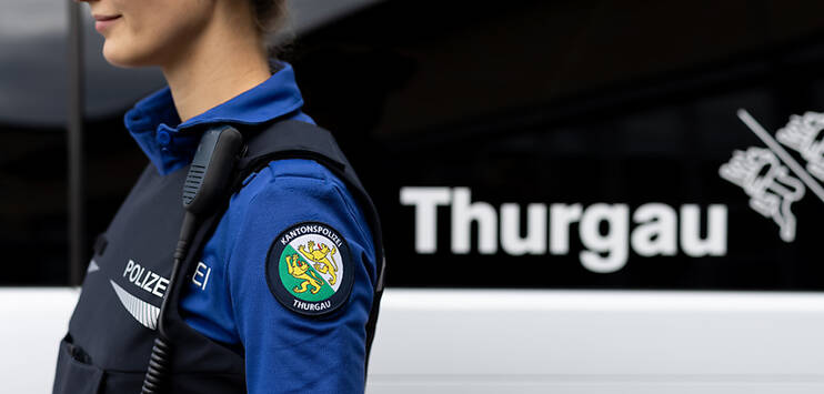 Nach einer Kollision in einem Kreisel sucht die Thurgauer Kantonspolizei eine beteiligte Autolenkerin. (Bild: KEYSTONE/CHRISTIAN MERZ)