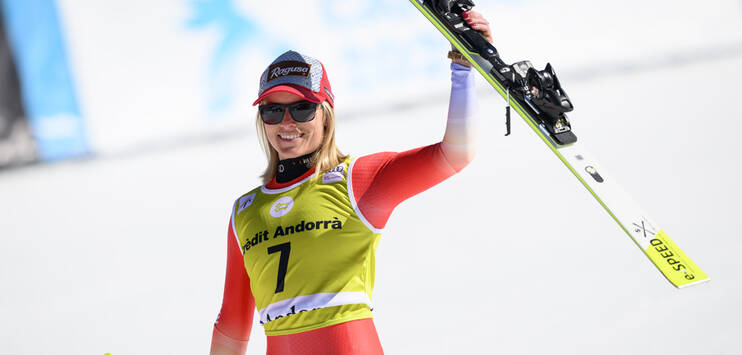 Die auf dem dritten Platz platzierte Lara Gut-Behrami freut sich im Zielbereich über ihren 3. Rang. (Bild: KEYSTONE/Jean-Christophe Bott)