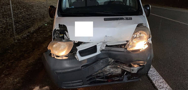 Der Fahrer des Lieferwagens bemerkte das Abbremsen des anderen Fahrzeugs zu spät. (Bild: Schaffhauser Polizei)
