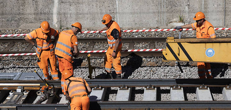 In Rickenbach TG ist ein Gleisarbeiter von einem Zug erfasst und tödlich verletzt worden. (Symbolbild: KEYSTONE/PETER KLAUNZER)