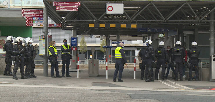 Die Polizei wartete am Bahnhof auf die Demonstranten. (Bild: BRK News)