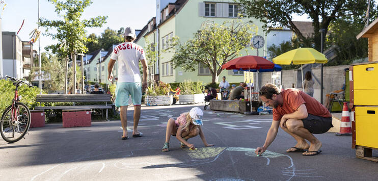 Die Anwohnenden nutzen die neu autofreie Strasse, um sie zu bemalen. (Bild: Gabi Vogt/Stadt Zürich)