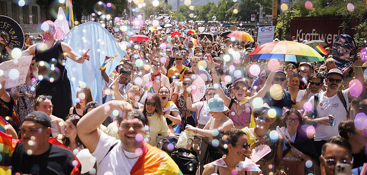 Wie an der Pride in Zürich, soll auch in St.Gallen dieses Jahr die queere Community gefeiert und sichtbar gemacht werden. (Symbolbild: KEYSTONE/MICHAEL BUHOLZER)