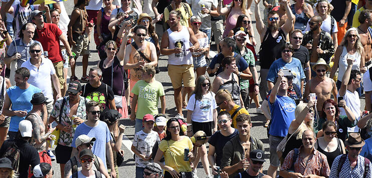 Rund 350 Personen sind am Samstag anlässlich einer «FreeParade» in Zürich für «Liebe, Frieden und Freiheit» auf die Strasse gegangen. Mobilisiert hatte die Veranstaltung vor allem Gegner der Corona-Massnahmen. (Bild: KEYSTONE/WALTER BIERI)