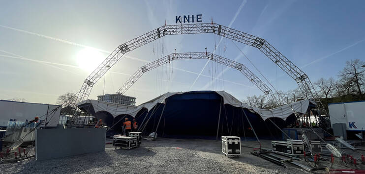 Das Zelt wächst immer weiter in den Himmel. (Bild: TOP-Medien/Isabelle Block)