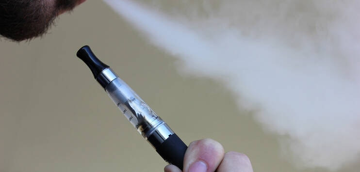Die Konsumraten von E-Zigaretten sind höher als bei herkömmlichen Zigaretten. (Symbolbild: Pixabay/lindsayfox)