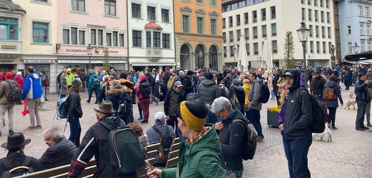 Trotz der entzogenen Bewilligung treffen sich hunderte Menschen in Schaffhausen zu einer Corona-Demo. (Bild: TELE TOP/Cornelia Stutz)