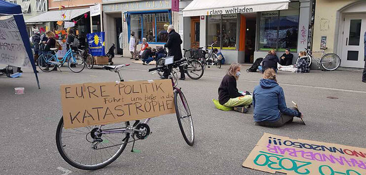  Rund hundert Personen nahmen am Klima-Sitzstreik in Winterthur teil. (Bild: Monika Freund, Keystone-SDA)