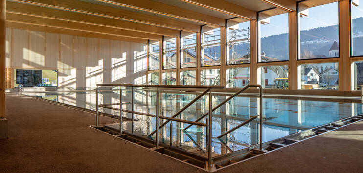 Das grosse Schwimmbad im neuen Appenzeller Hallenbad ist bereits mit Wasser gefüllt. (Bild: Appenzellerland Tourismus AI)