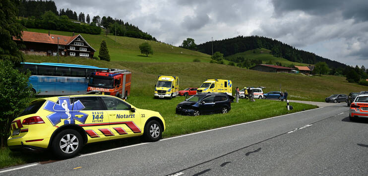Drei Personen mussten vom Rettungsdienst ins Spital gebracht werden, eine Person wurde leicht verletzt und musste nicht ins Spital gebracht werden. (Bild: Kantonspolizei St.Gallen)